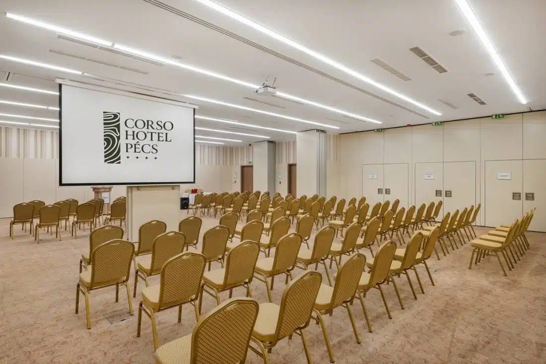 Berendezett konferenciaterem a Corso Hotel Pécsben